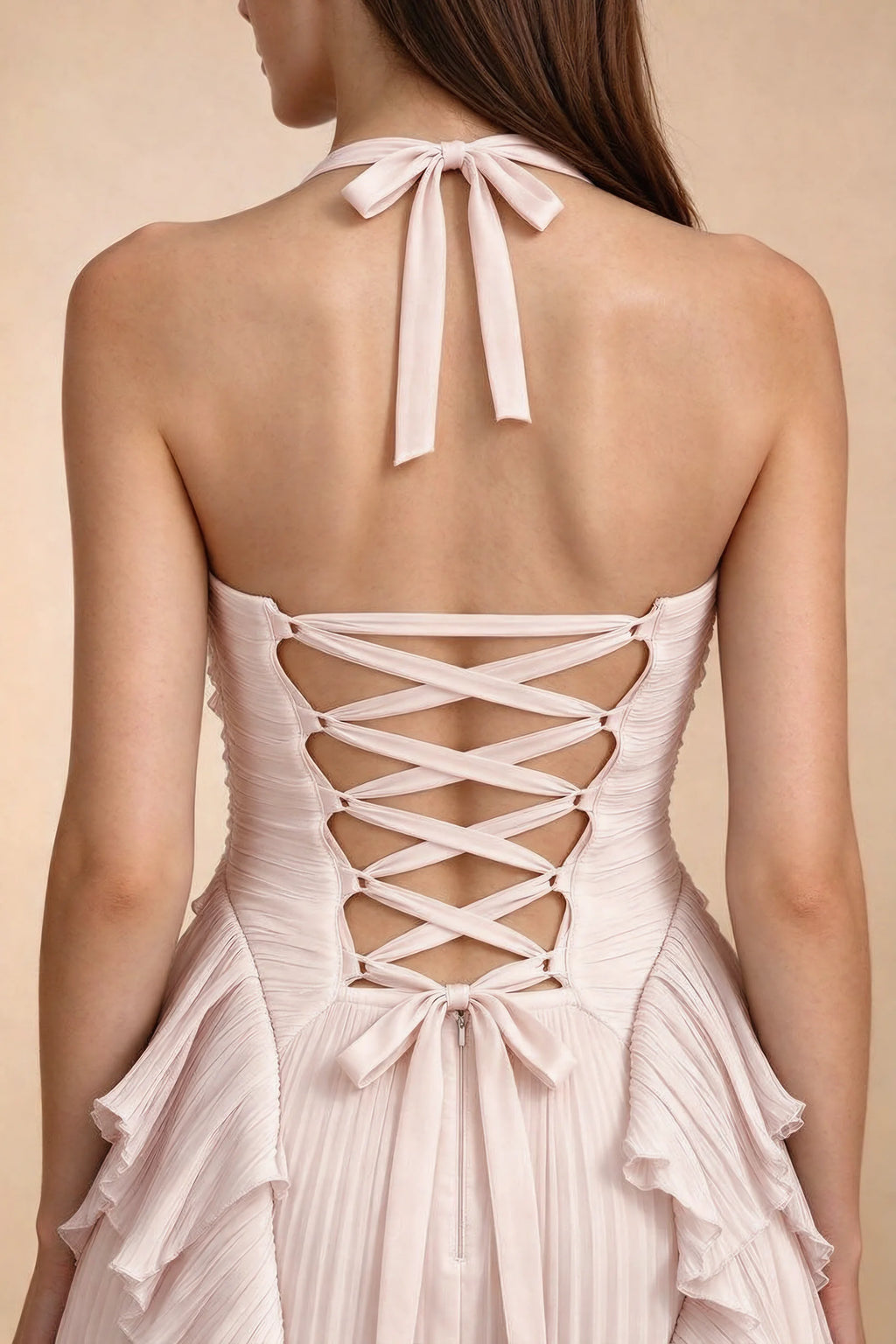 Vestido largo Celeste rosa empolvado con volantes plisados, cuello halter y abertura alta