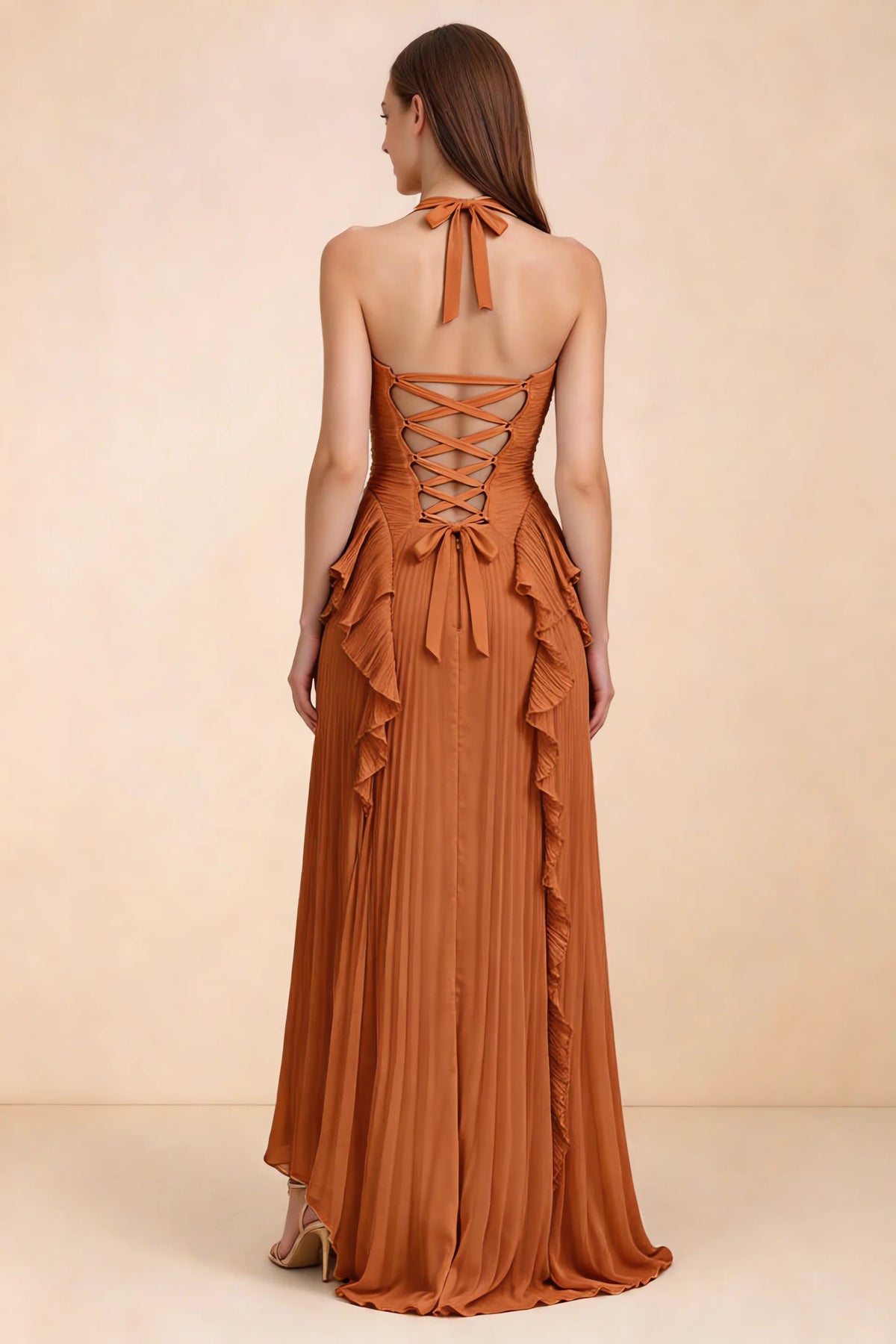 Vestido largo Celeste color óxido con cintura plisada, volantes, cuello halter y abertura alta