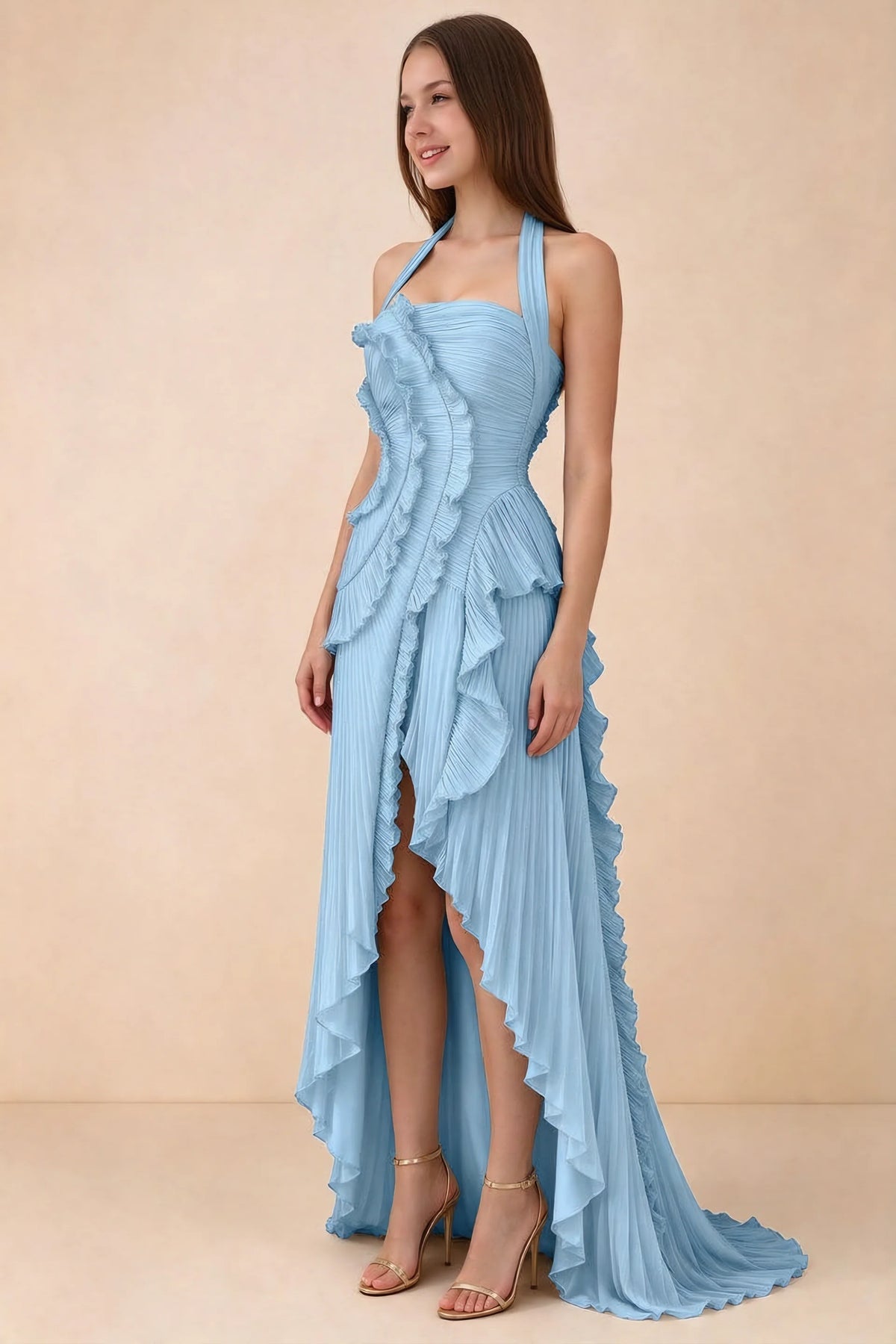 Vestido largo Celeste azul acero con cuello halter, volantes plisados y abertura alta