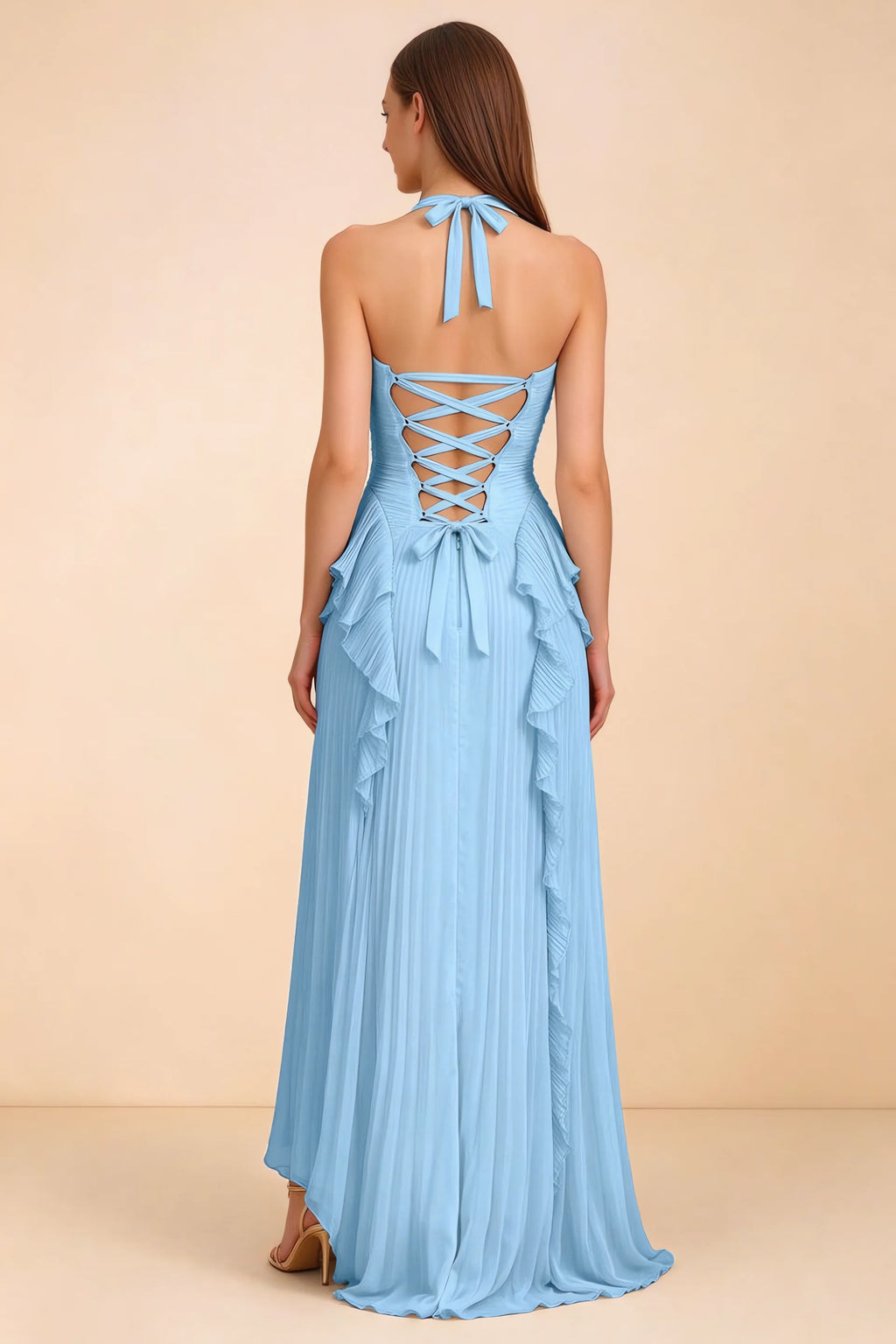 Vestido largo Celeste azul acero con cuello halter, volantes plisados y abertura alta