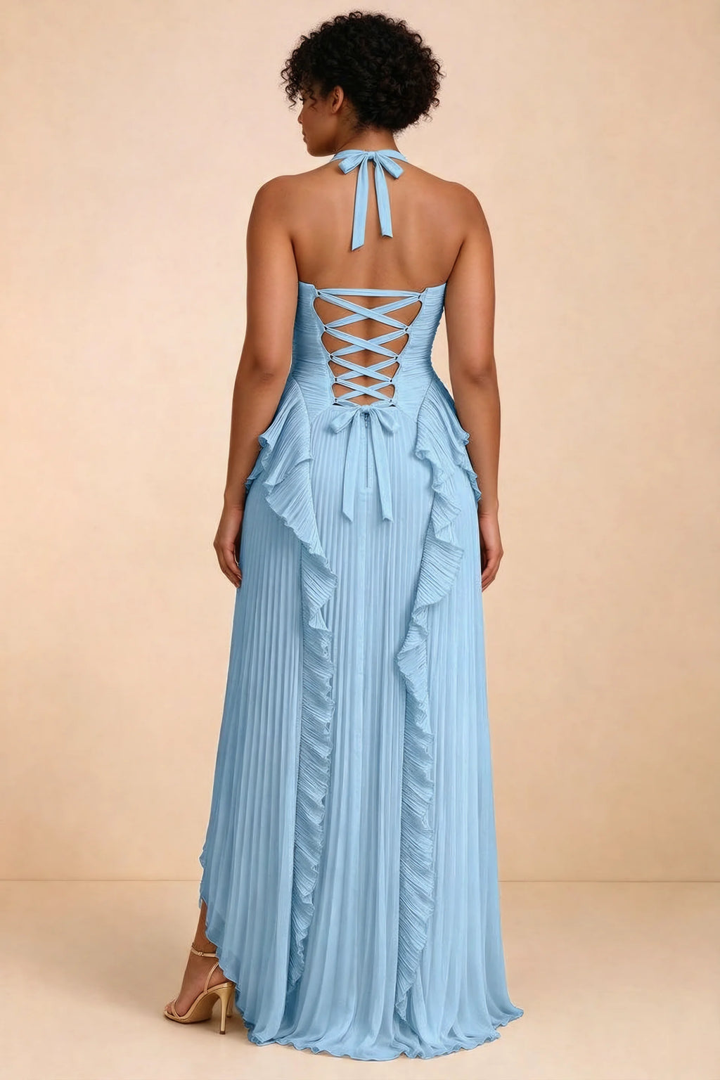 Vestido largo Celeste azul acero con cuello halter, volantes plisados y abertura alta