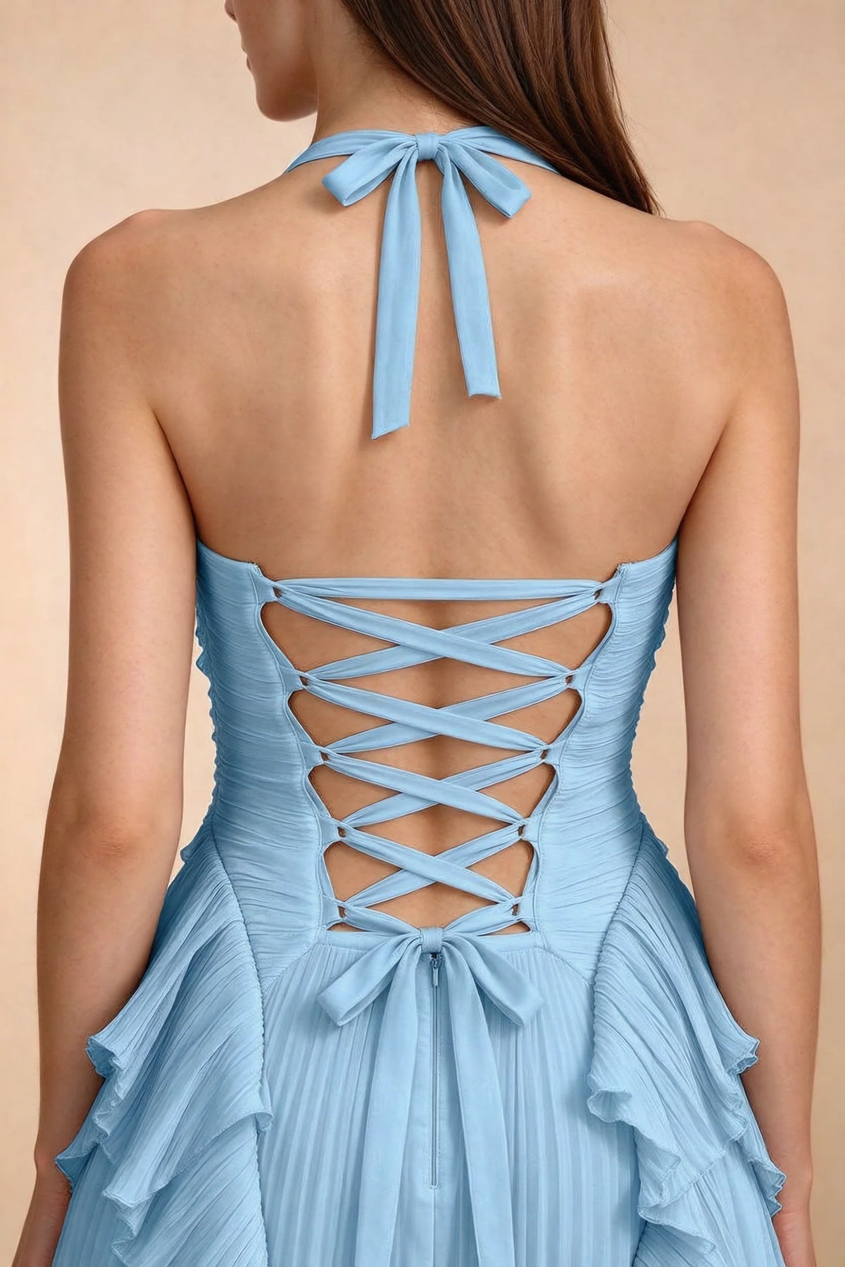 Vestido largo Celeste azul acero con cuello halter, volantes plisados y abertura alta
