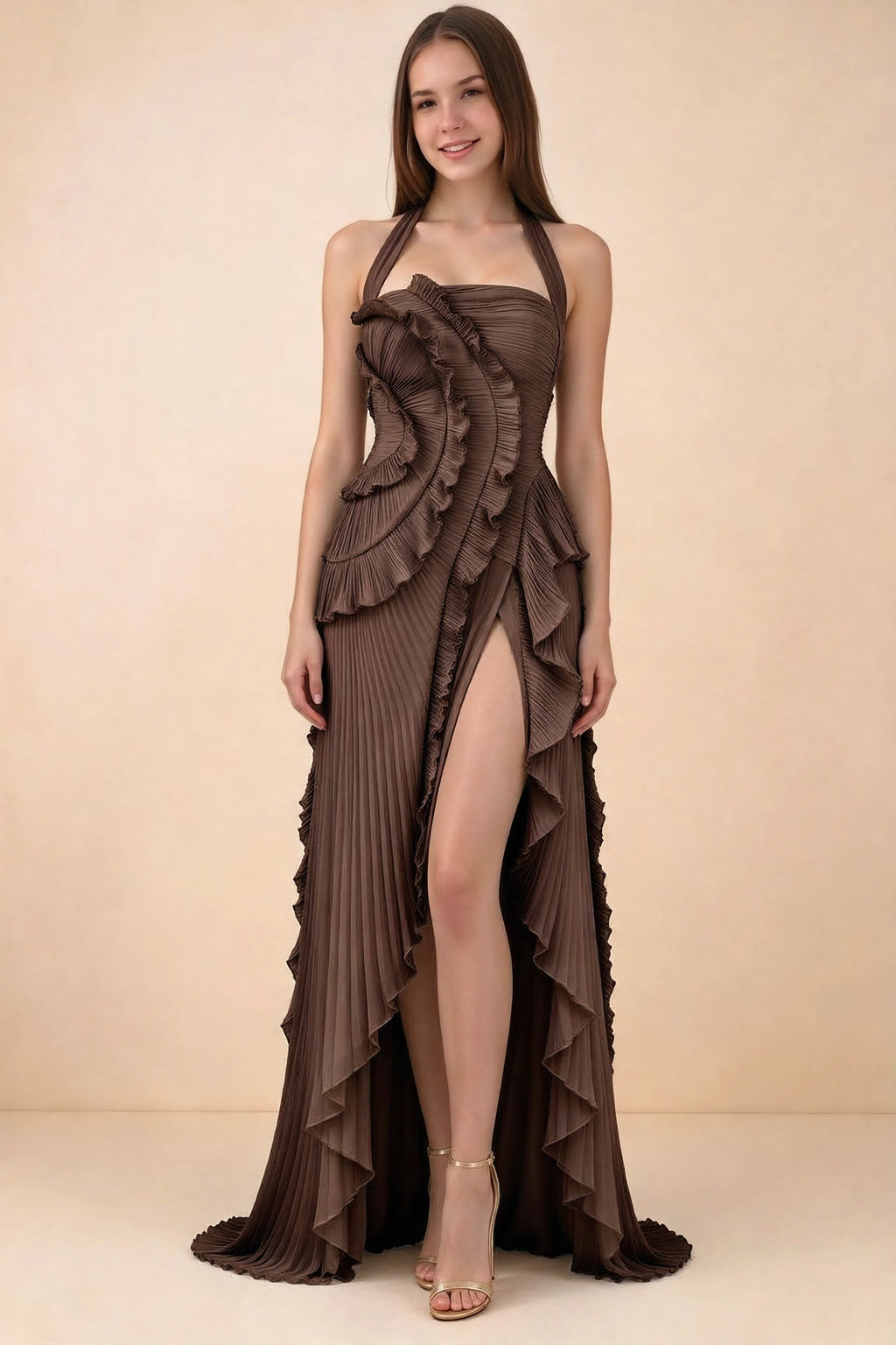 Vestido largo Celeste con cuello halter, volantes plisados y abertura alta Truffle