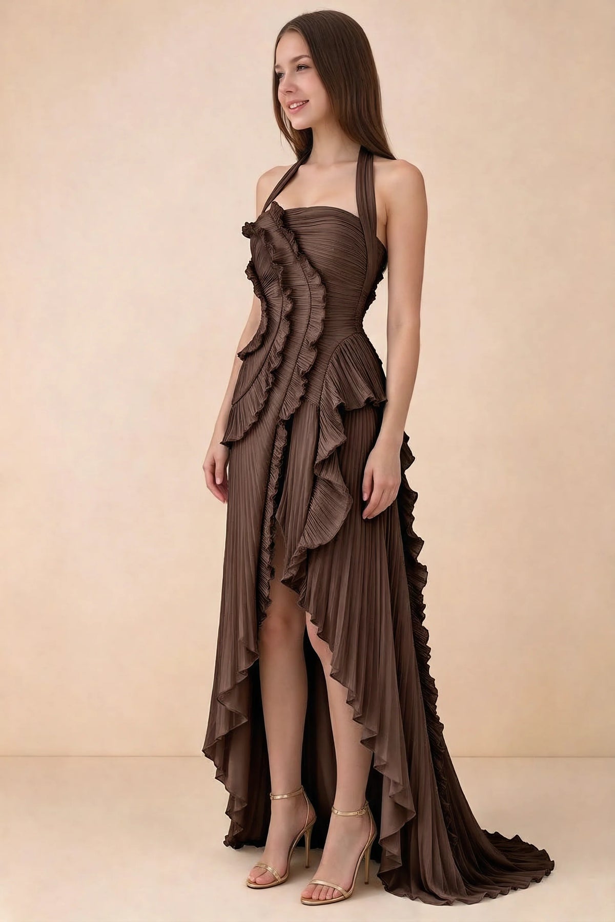 Vestido largo Celeste con cuello halter, volantes plisados y abertura alta Truffle