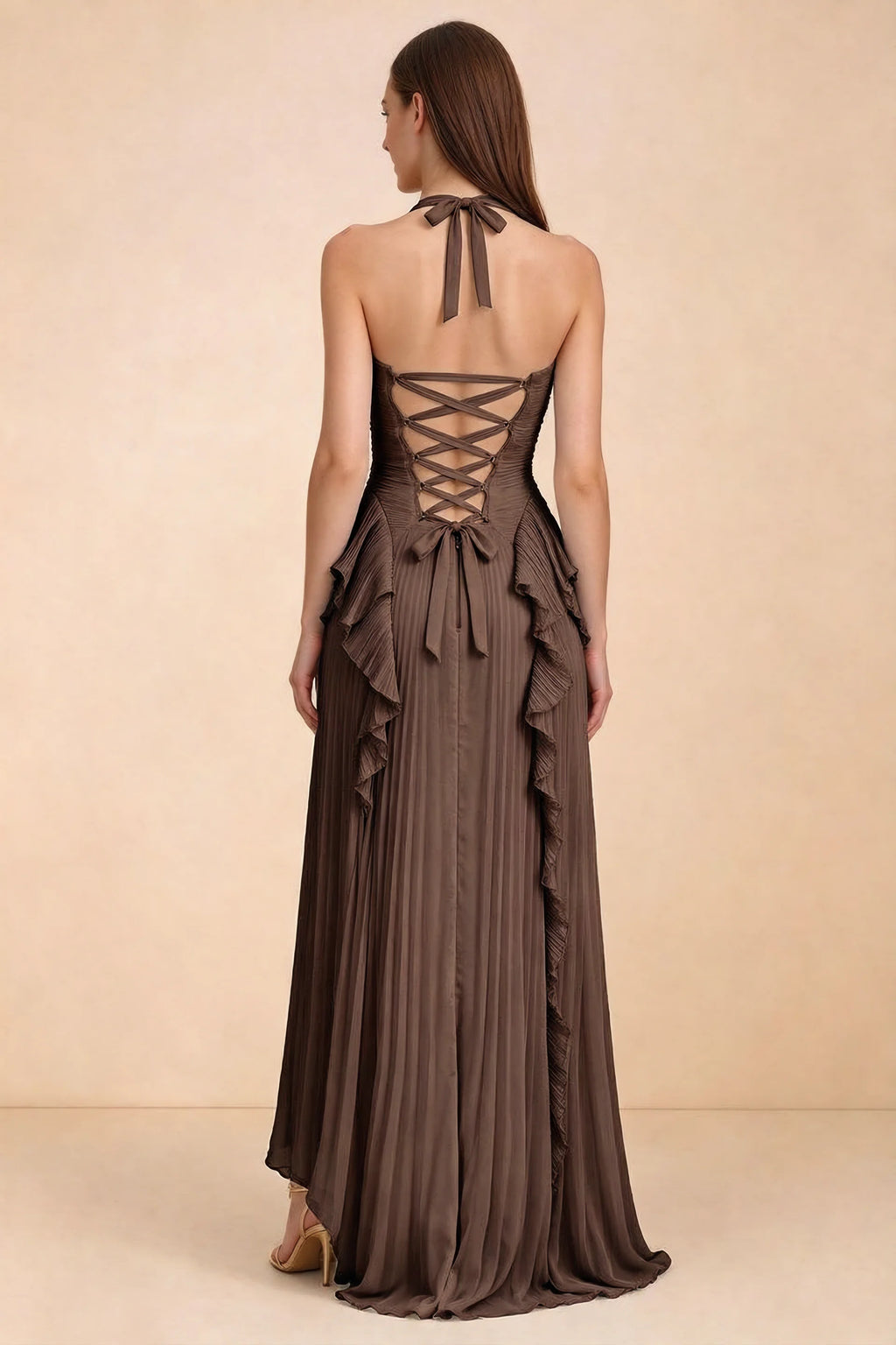 Vestido largo Celeste con cuello halter, volantes plisados y abertura alta Truffle