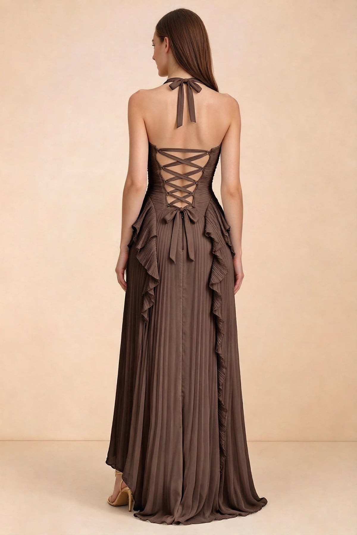 Vestido largo Celeste con cuello halter, volantes plisados y abertura alta Truffle