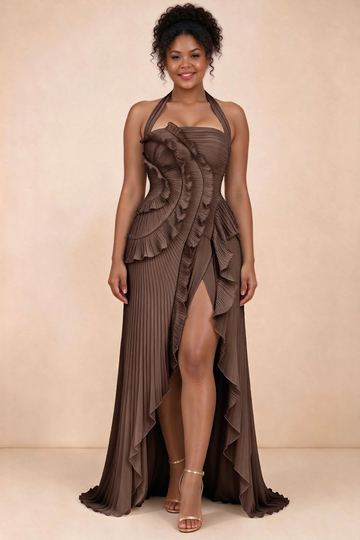 Vestido largo Celeste con cuello halter, volantes plisados y abertura alta Truffle