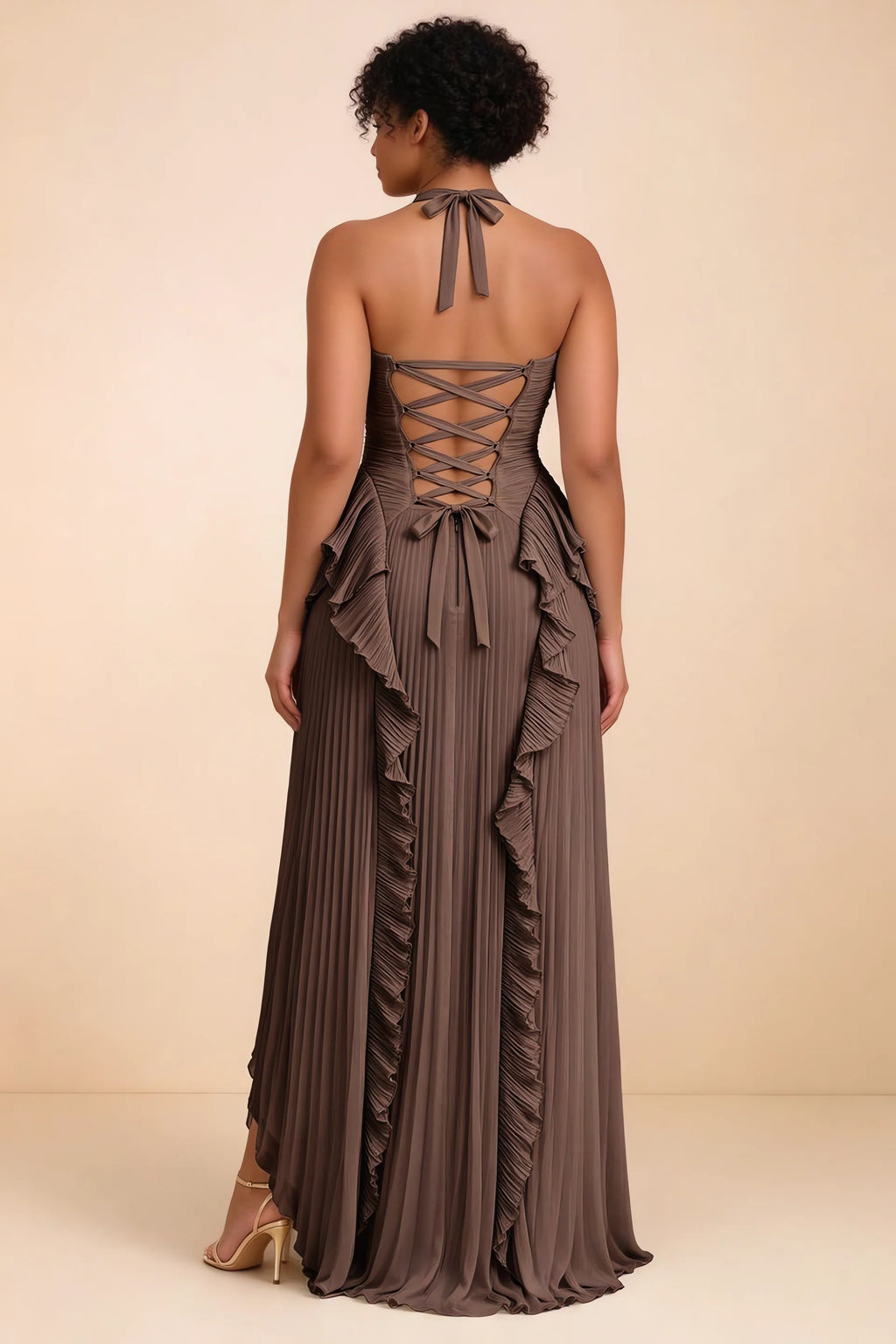 Vestido largo Celeste con cuello halter, volantes plisados y abertura alta Truffle