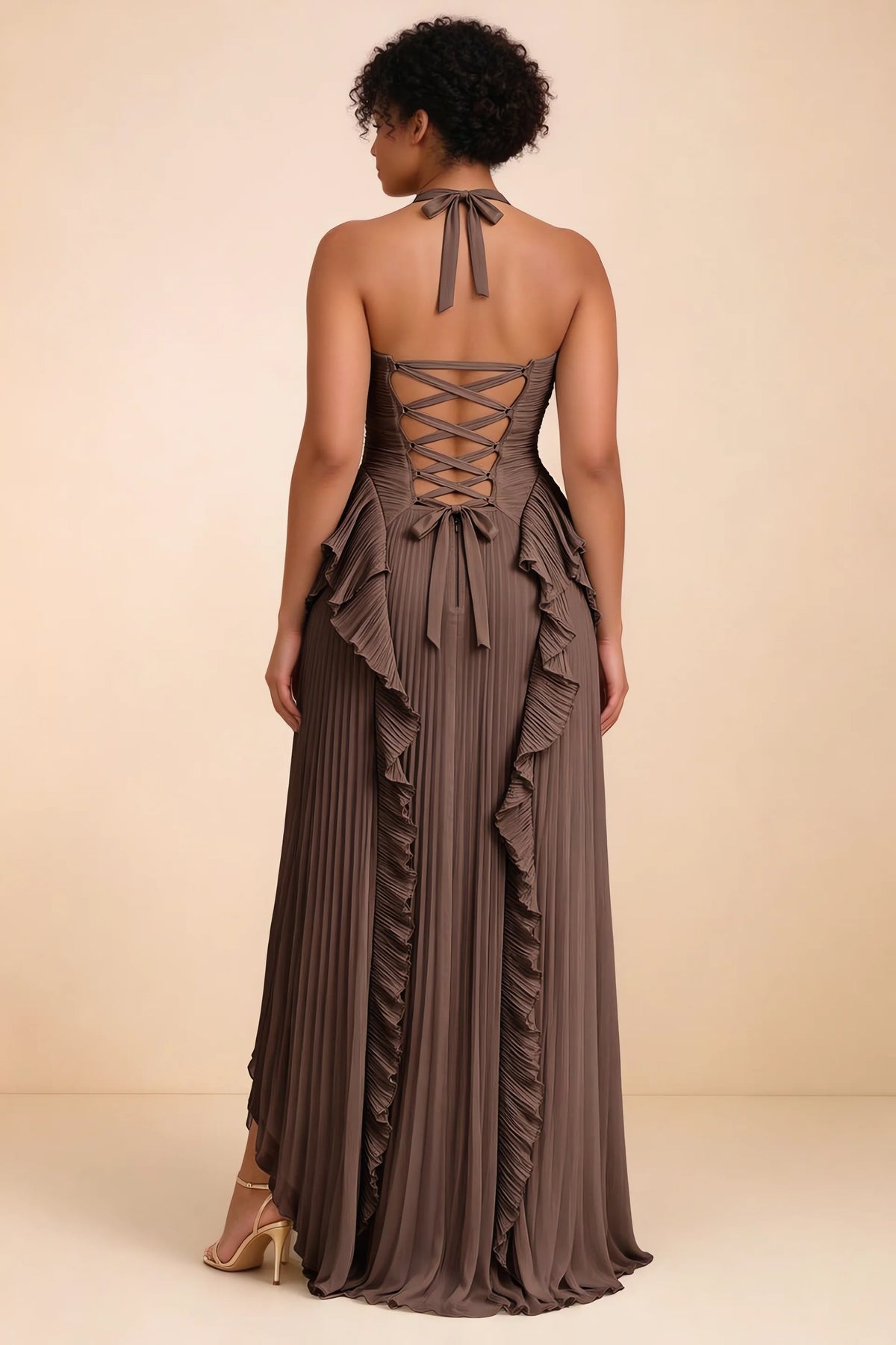 Vestido largo Celeste con cuello halter, volantes plisados y abertura alta Truffle