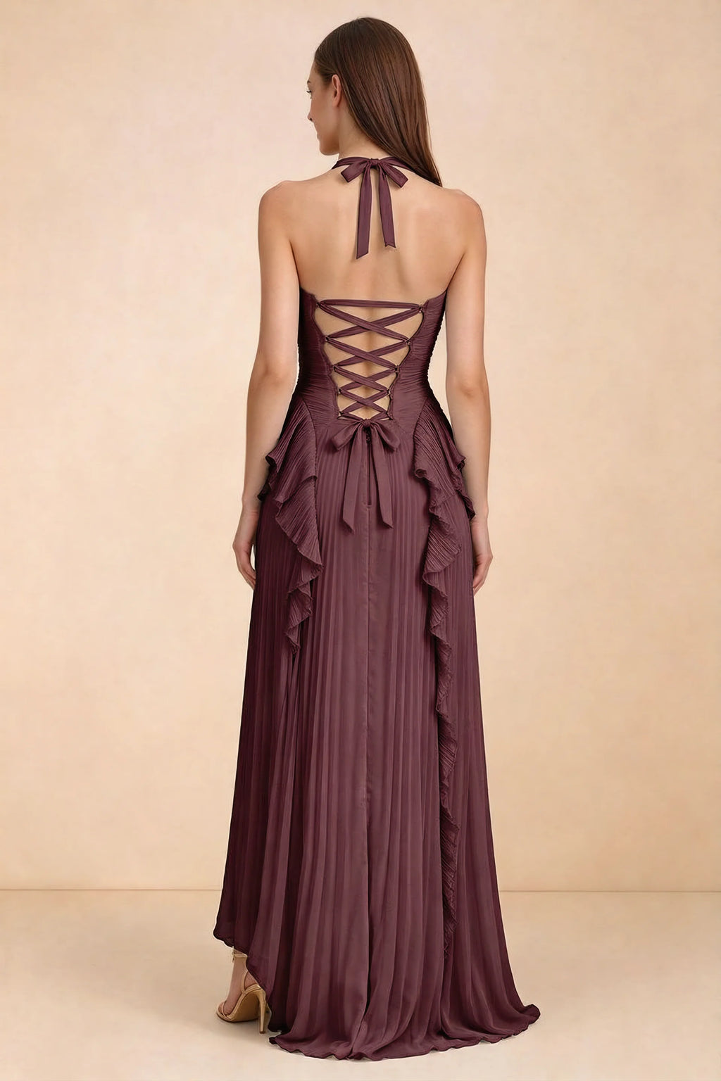 Vestido largo Celeste color vino con cuello halter, volantes plisados y abertura alta