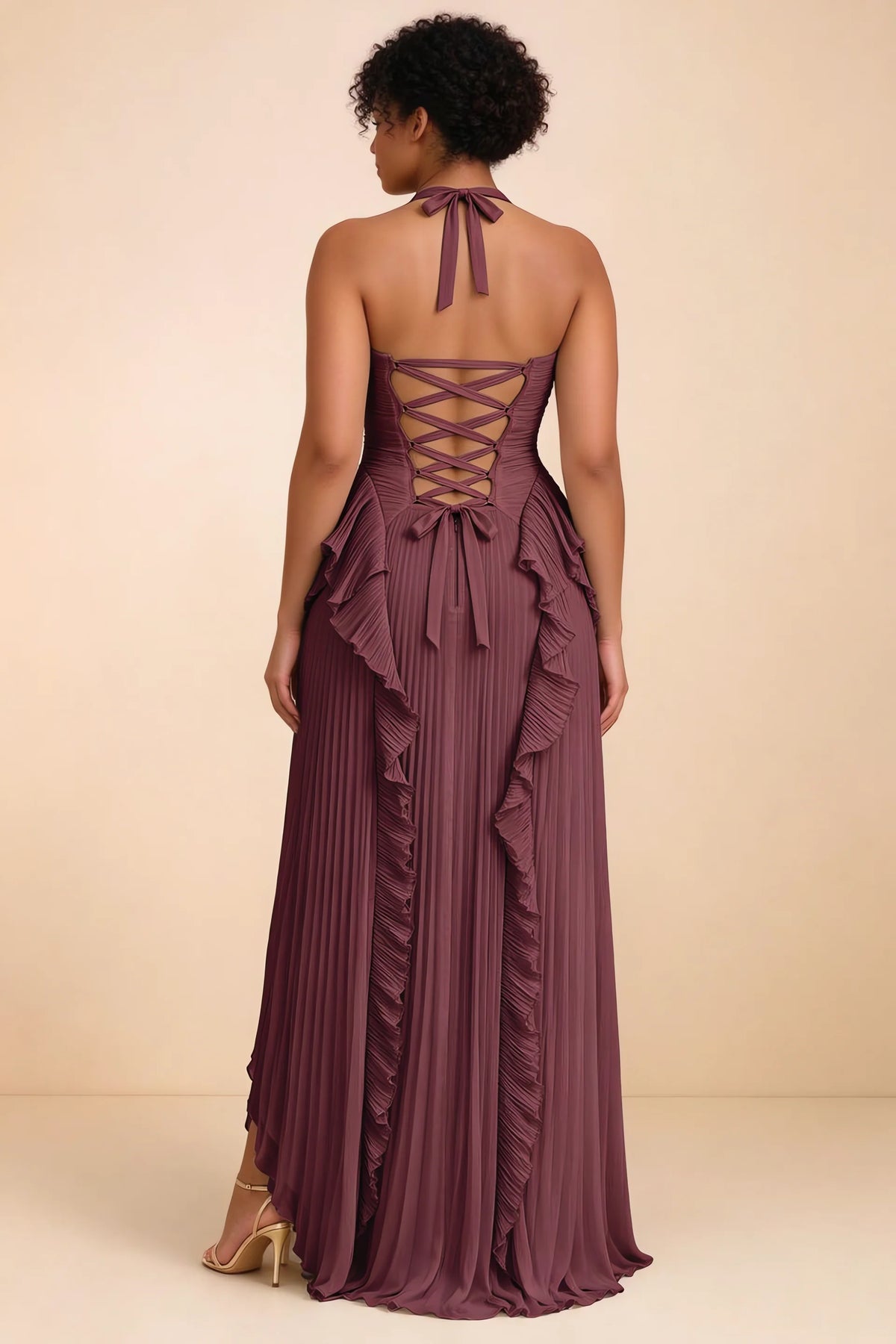 Vestido largo Celeste color vino con cuello halter, volantes plisados y abertura alta