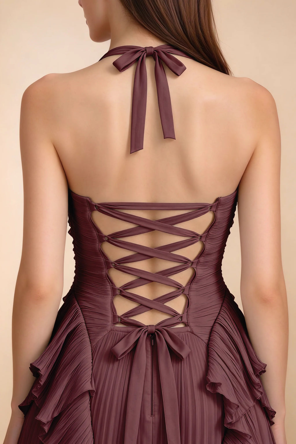 Vestido largo Celeste color vino con cuello halter, volantes plisados y abertura alta