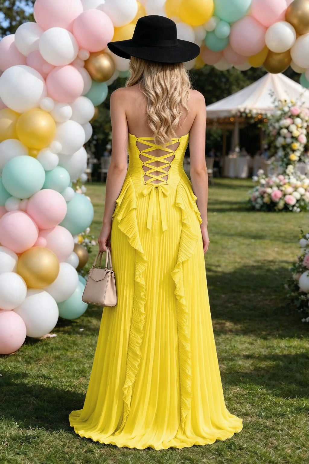 Vestido largo amarillo Celeste con volantes plisados, cuello halter y abertura alta