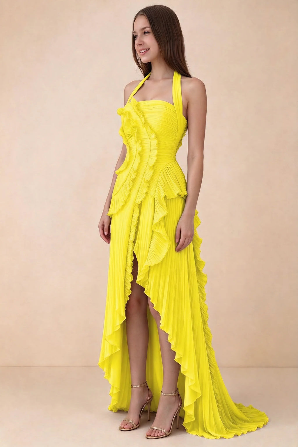 Vestido largo amarillo Celeste con volantes plisados, cuello halter y abertura alta