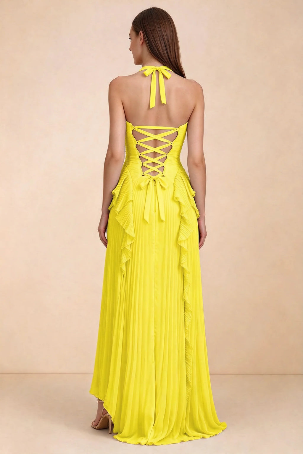 Vestido largo amarillo Celeste con volantes plisados, cuello halter y abertura alta