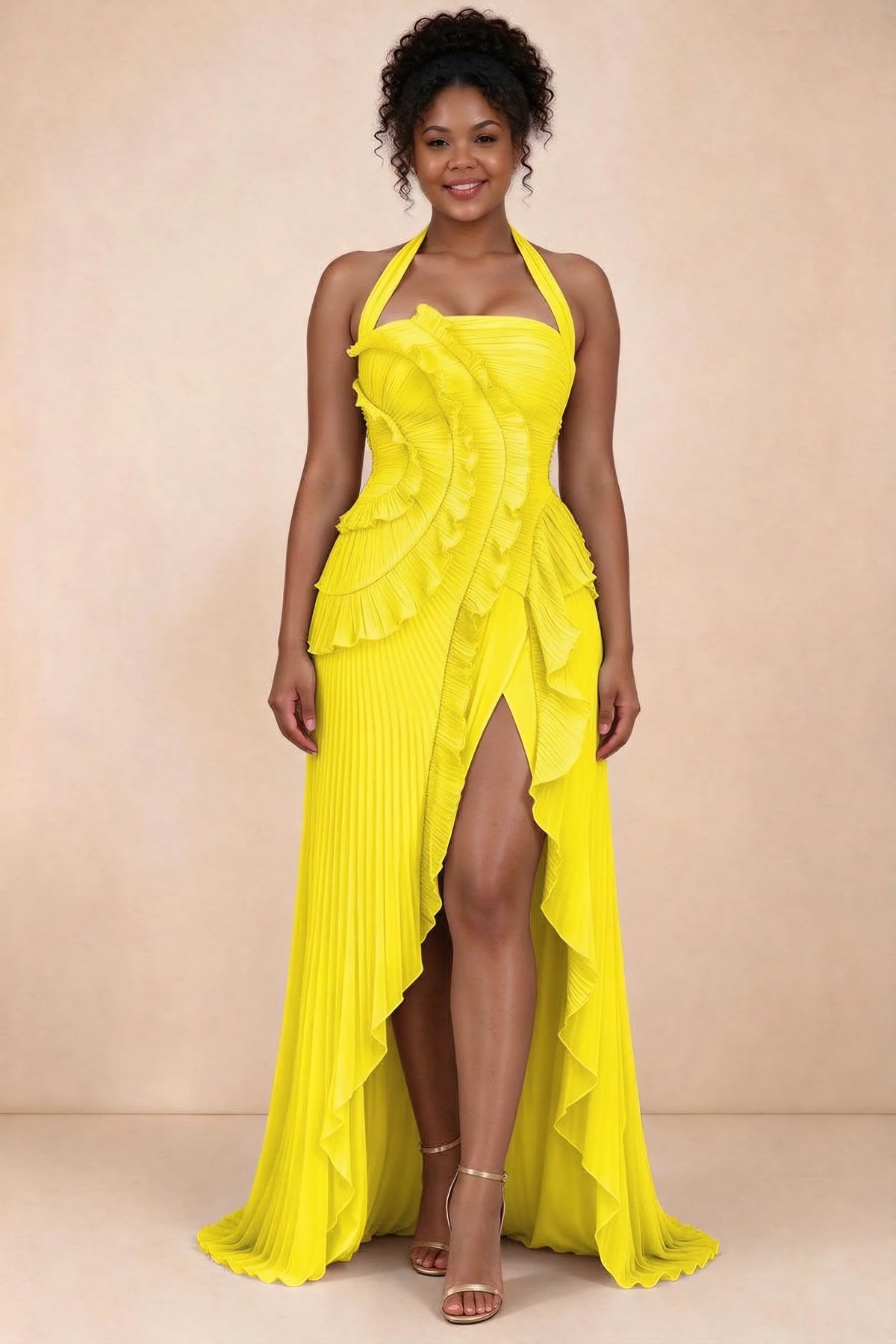 Vestido largo amarillo Celeste con volantes plisados, cuello halter y abertura alta