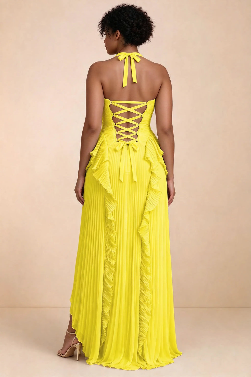 Vestido largo amarillo Celeste con volantes plisados, cuello halter y abertura alta