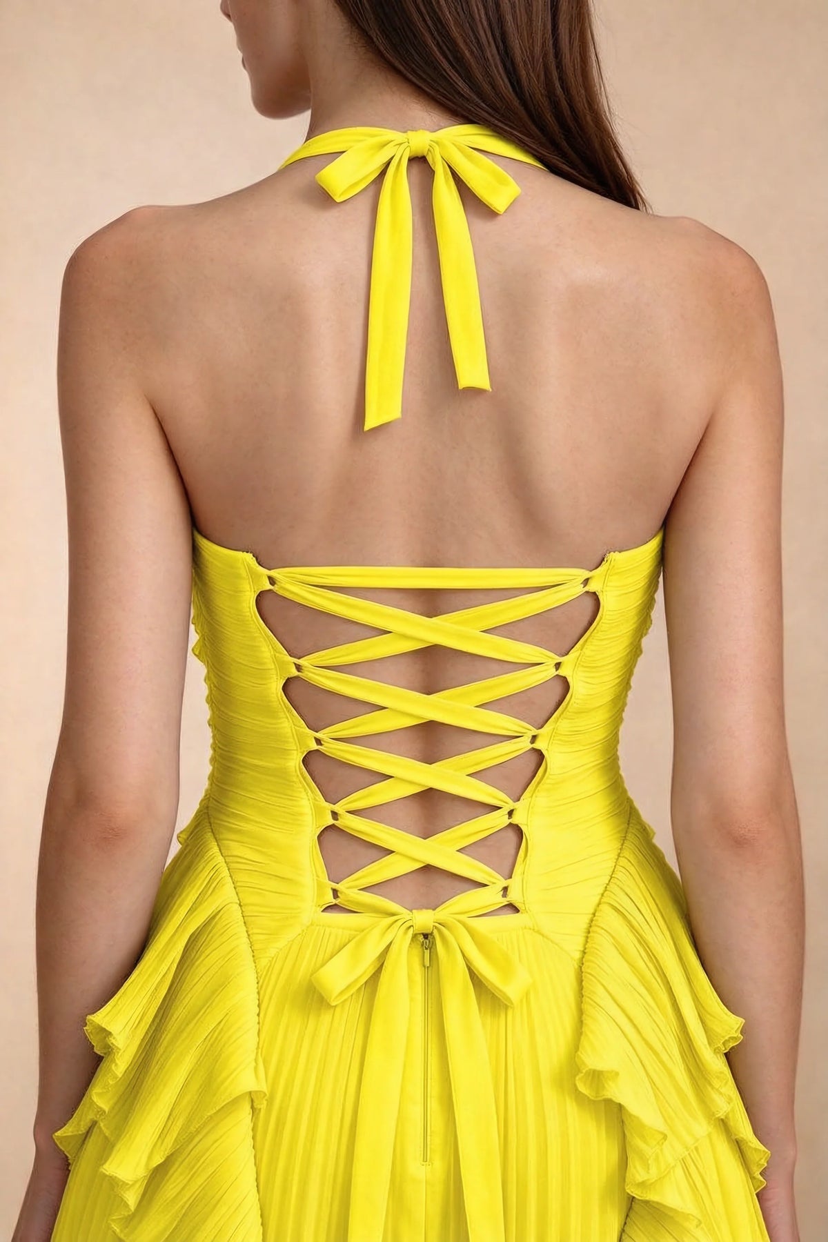 Vestido largo amarillo Celeste con volantes plisados, cuello halter y abertura alta
