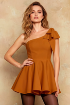 Minivestido con cuello asimétrico y lazo Elizabeth naranja quemado