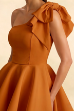 Minivestido con cuello asimétrico y lazo Elizabeth naranja quemado