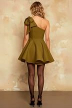 Minivestido skater Elizabeth Olive con un solo hombro y línea A