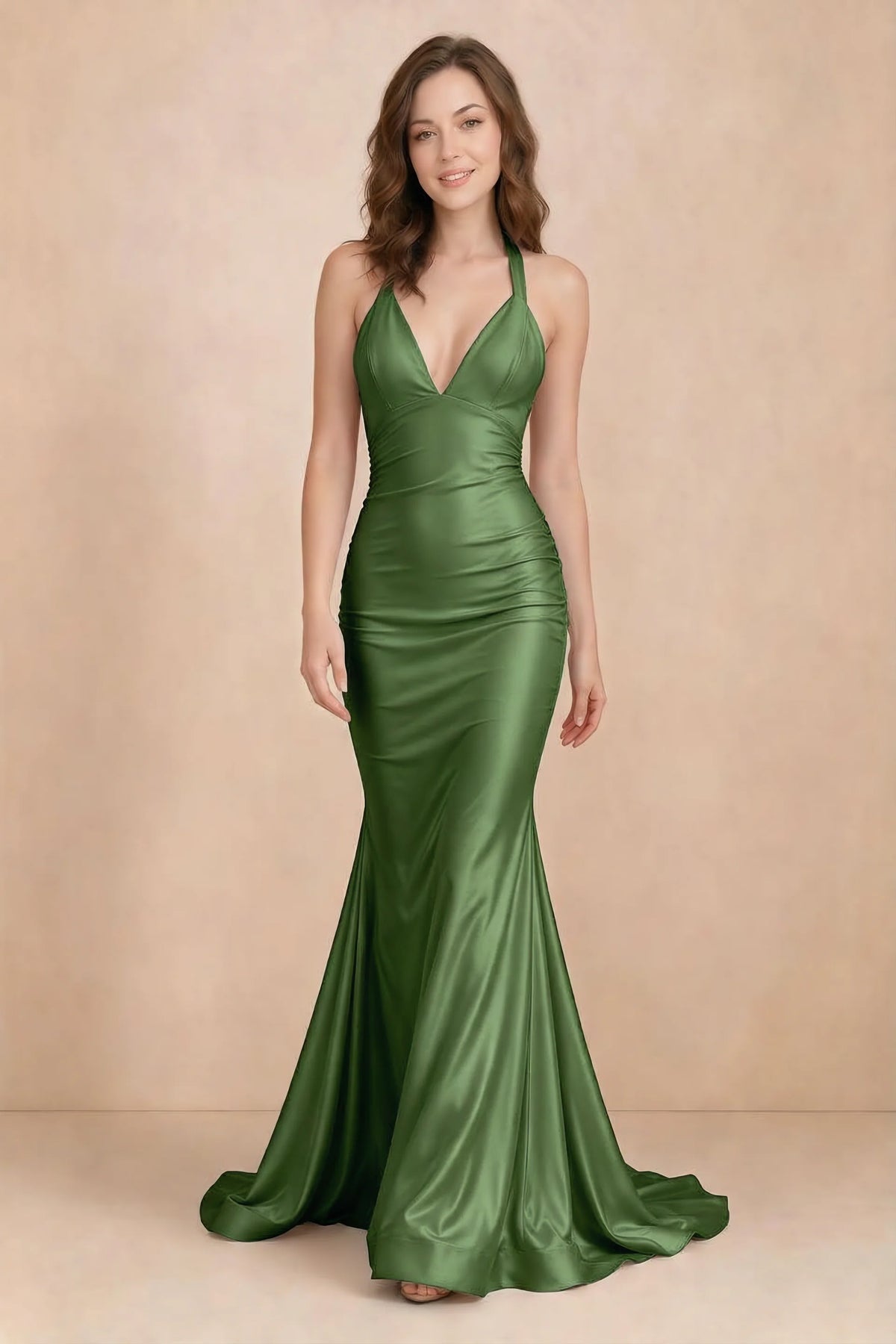 Vestido largo de satén Elodie Basil fruncido con escote en V y corte sirena