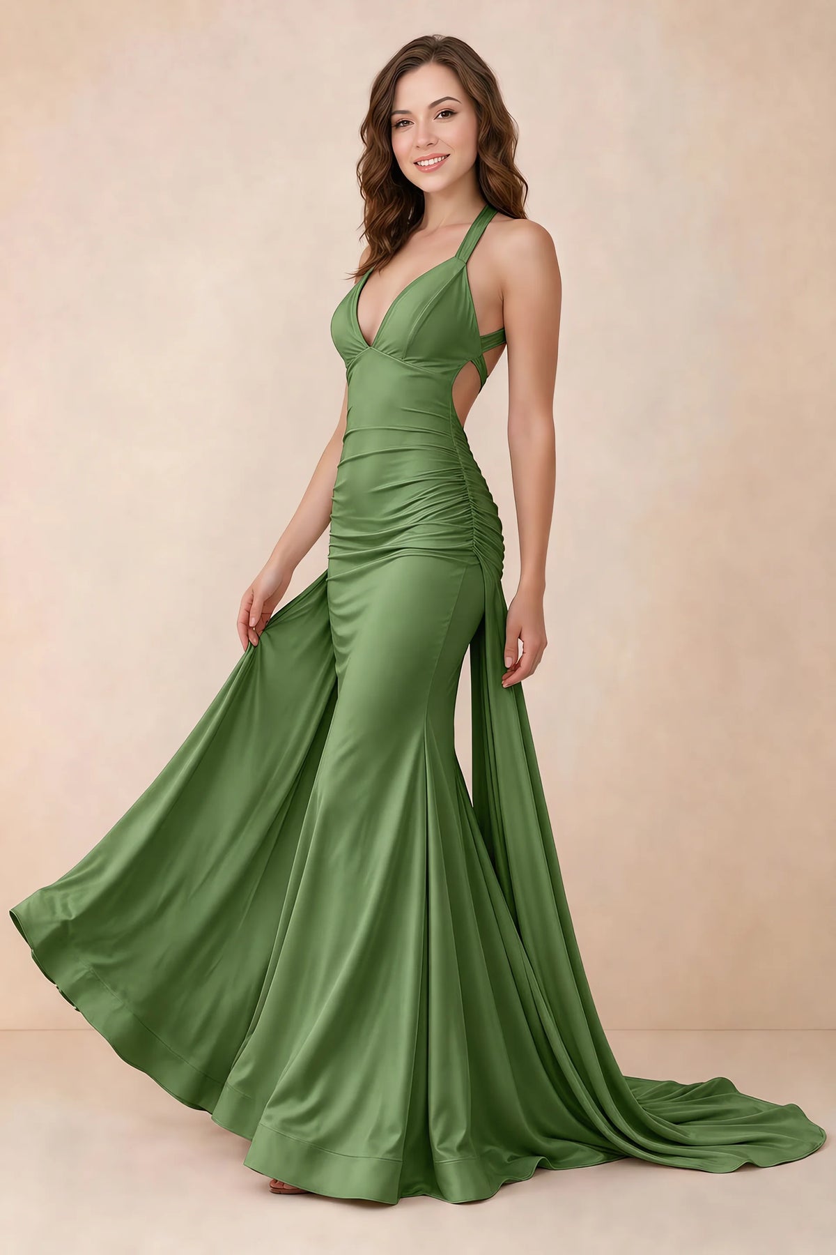 Vestido largo de satén Elodie Basil fruncido con escote en V y corte sirena