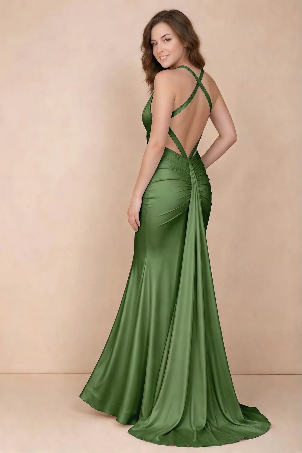 Vestido largo de satén Elodie Basil fruncido con escote en V y corte sirena