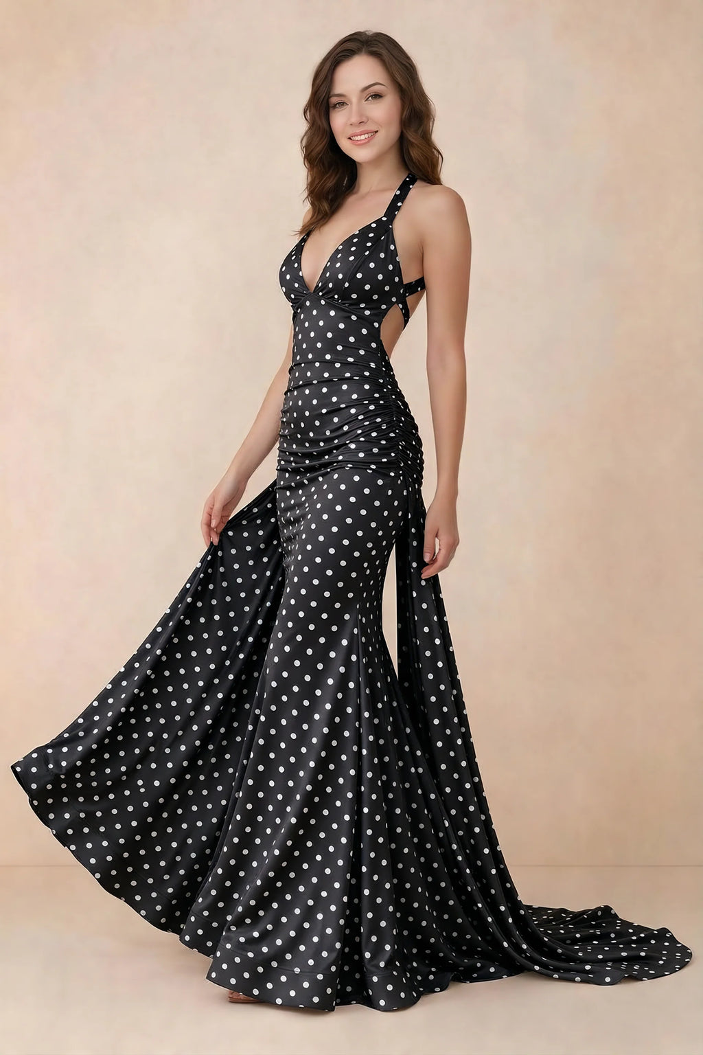 Vestido largo Elodie negro con lunares, fruncido, cuello en V y corte sirena