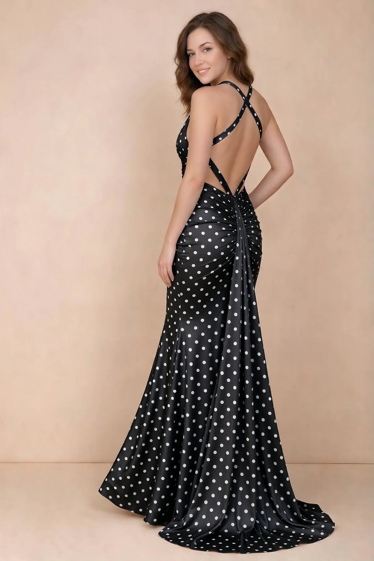 Vestido largo Elodie negro con lunares, fruncido, cuello en V y corte sirena