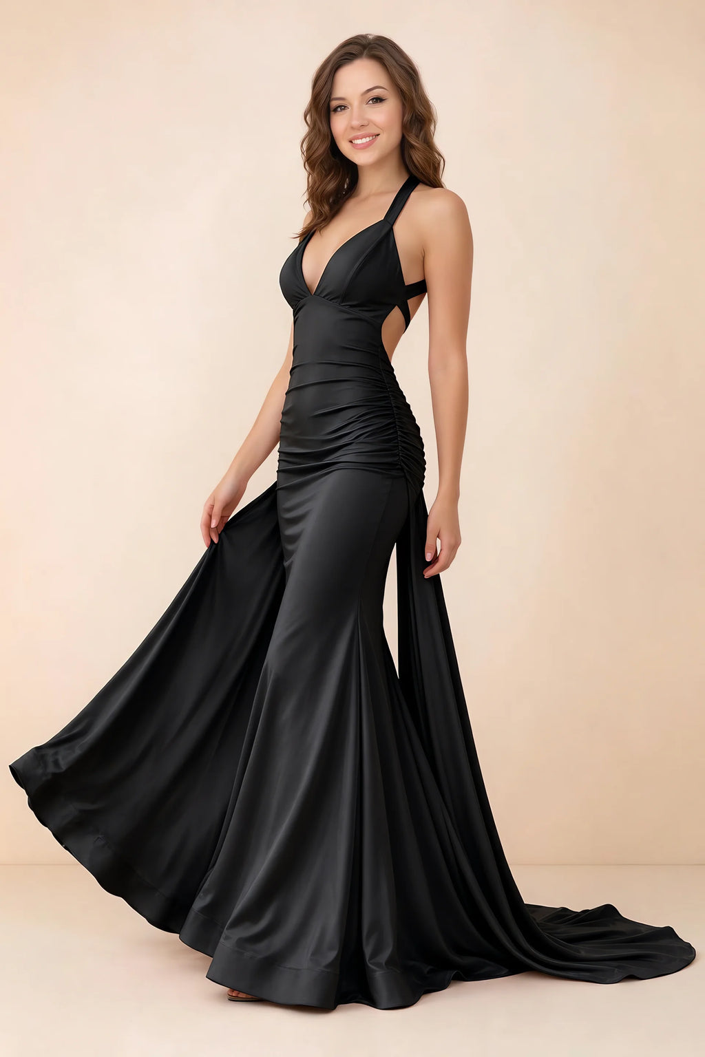 Vestido largo Elodie de satén negro fruncido con escote en V y corte sirena