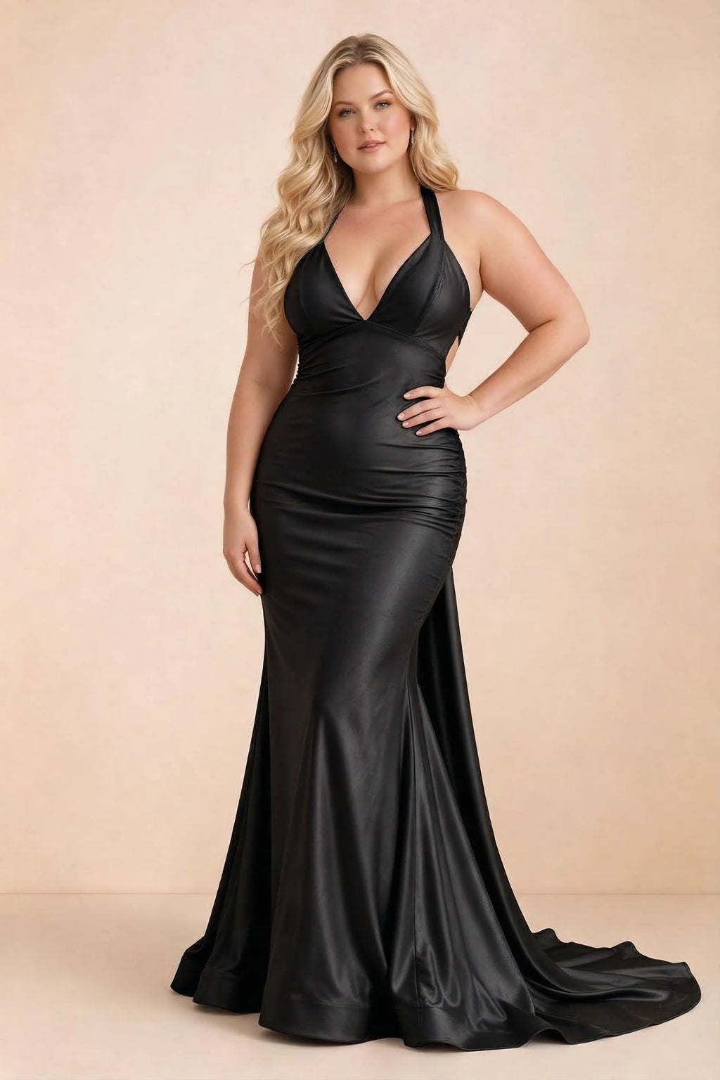 Vestido largo Elodie de satén negro fruncido con escote en V y corte sirena