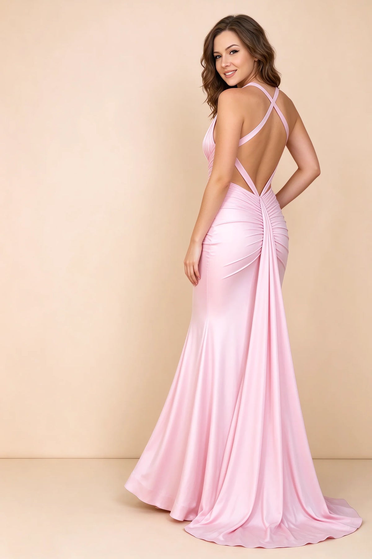 Vestido largo Elodie de satén rosa caramelo, fruncido, con escote en V y corte sirena