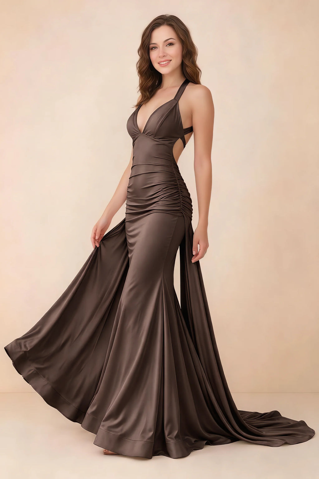 Vestido largo Elodie de satén marrón chocolate, fruncido, con escote en V y corte sirena