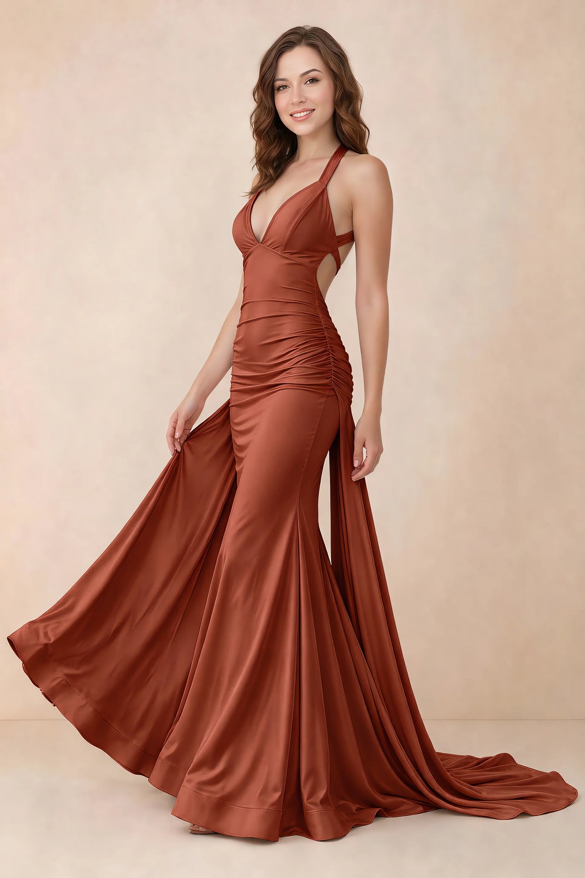 Vestido largo Elodie de satén color óxido, fruncido, con escote en V y corte sirena