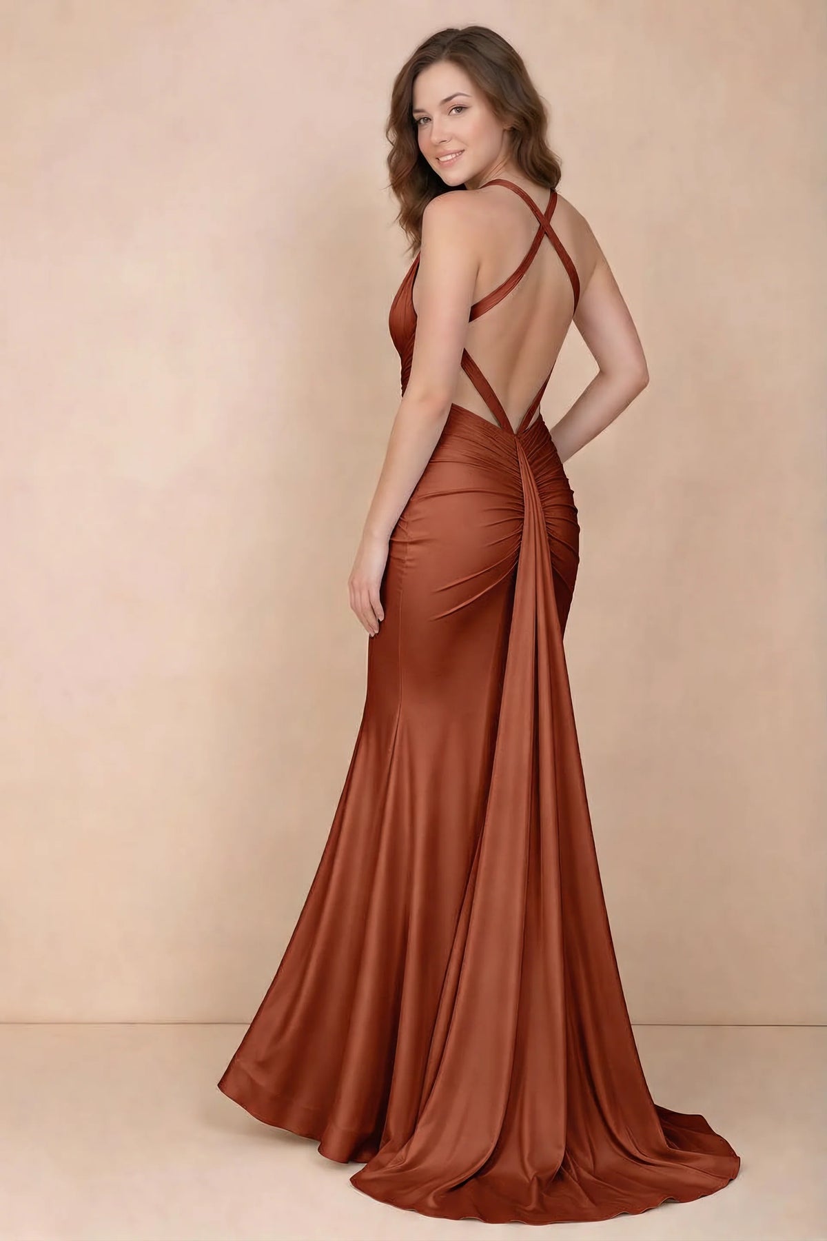 Vestido largo Elodie de satén color óxido, fruncido, con escote en V y corte sirena