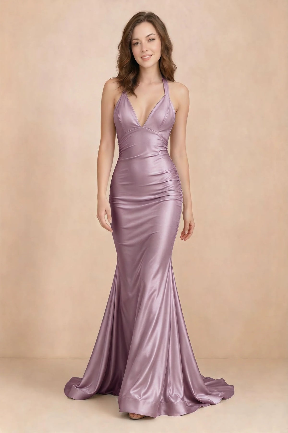 Vestido largo de satén Elodie color glicinia, fruncido, con escote en V y corte sirena