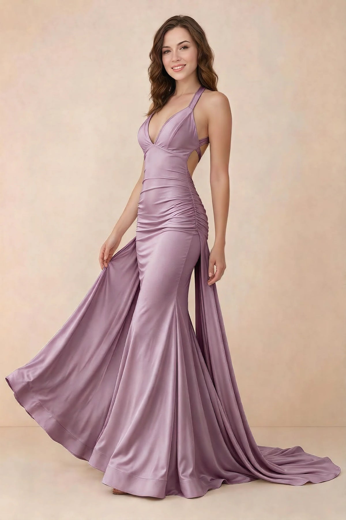 Vestido largo de satén Elodie color glicinia, fruncido, con escote en V y corte sirena