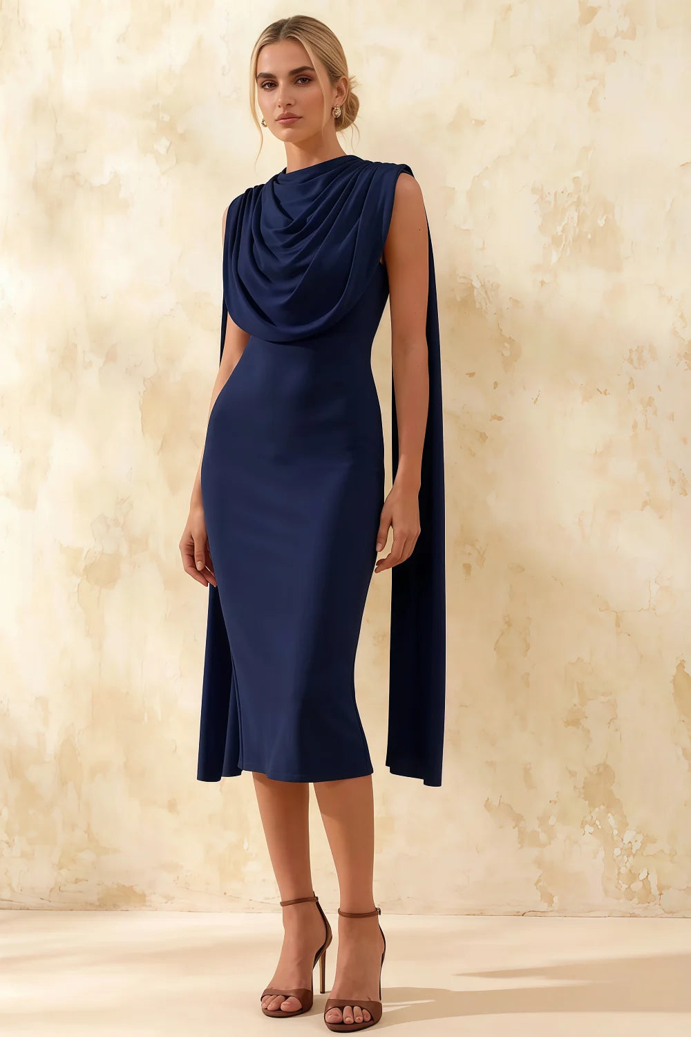 Vestido midi ceñido Gretchen azul marino de cuello alto con capa Imagen principal del producto