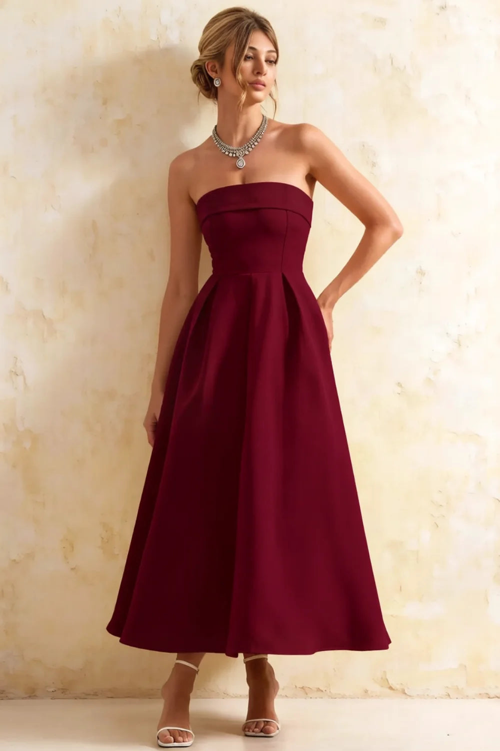 Gwen Burgundy Vestido Midi sin Tirantes Corte A | Ropa Elegante para Eventos Imagen principal del producto