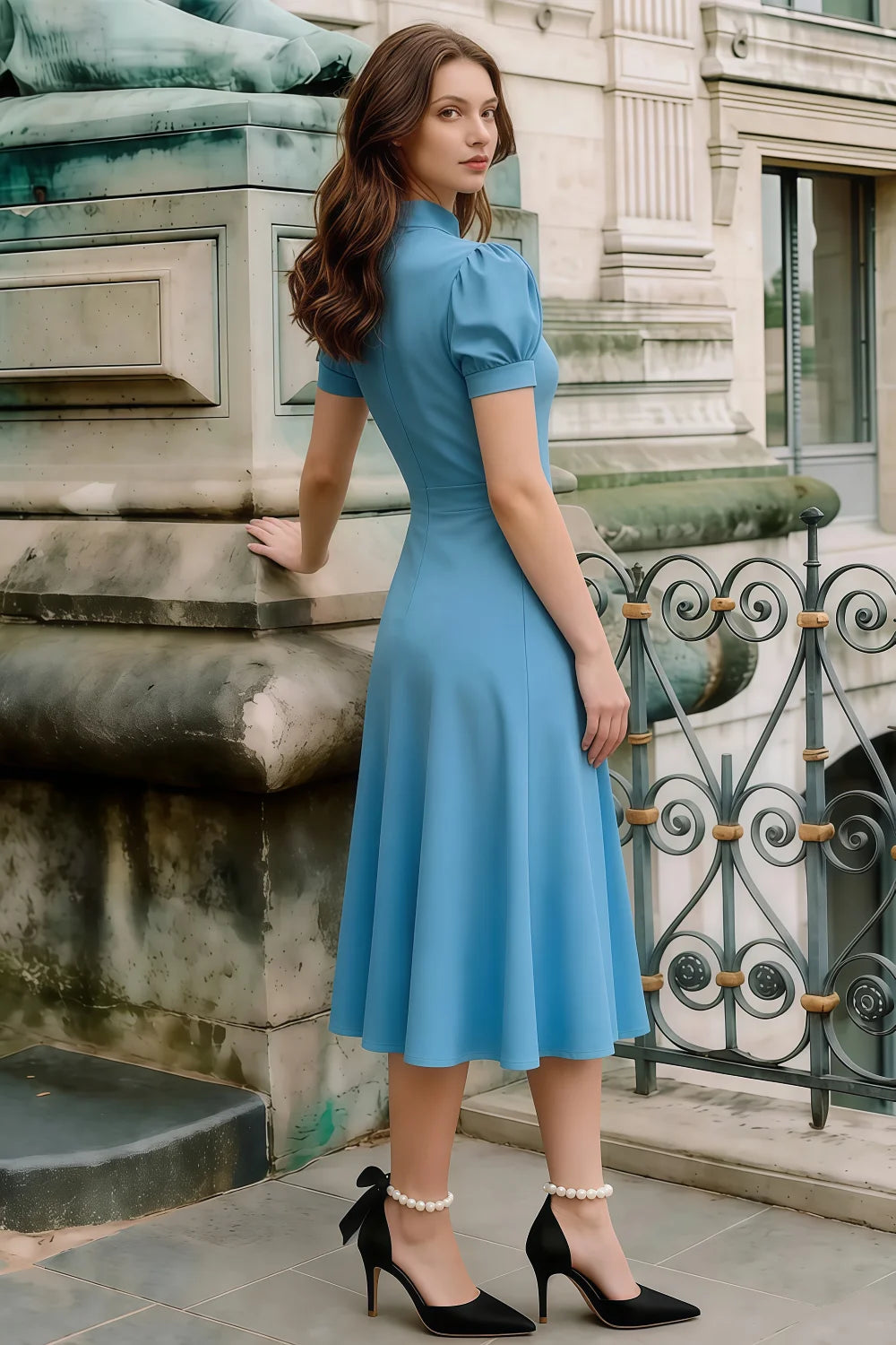 Vestido midi Iris azul bebé de crepé buzo con cuello alto