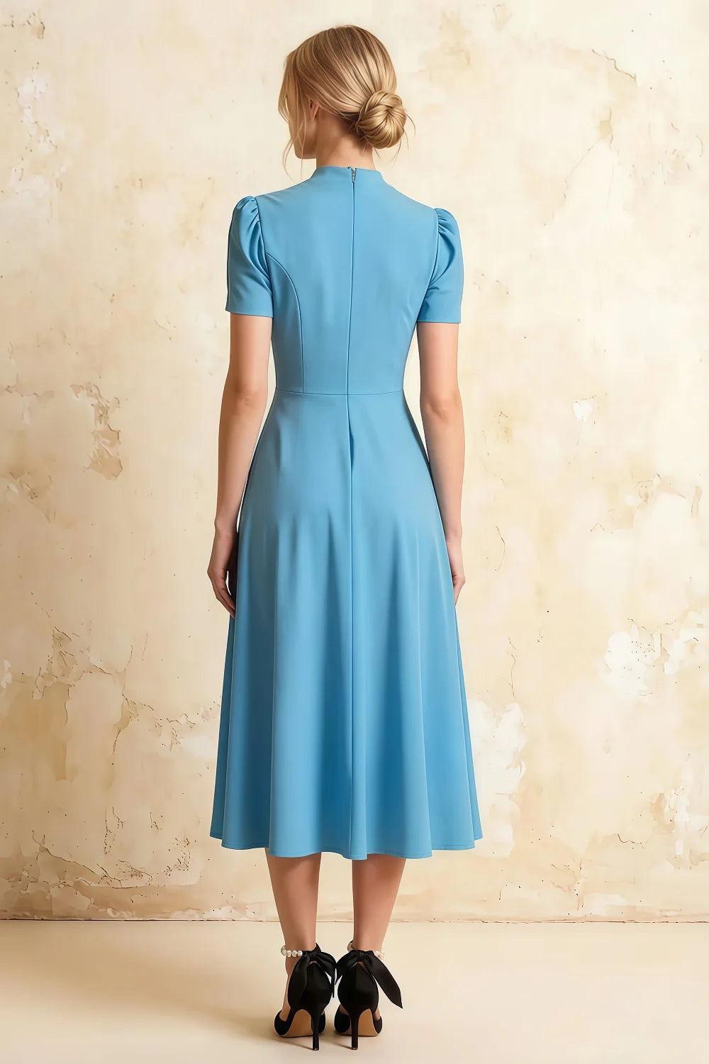 Vestido midi Iris azul bebé de crepé buzo con cuello alto