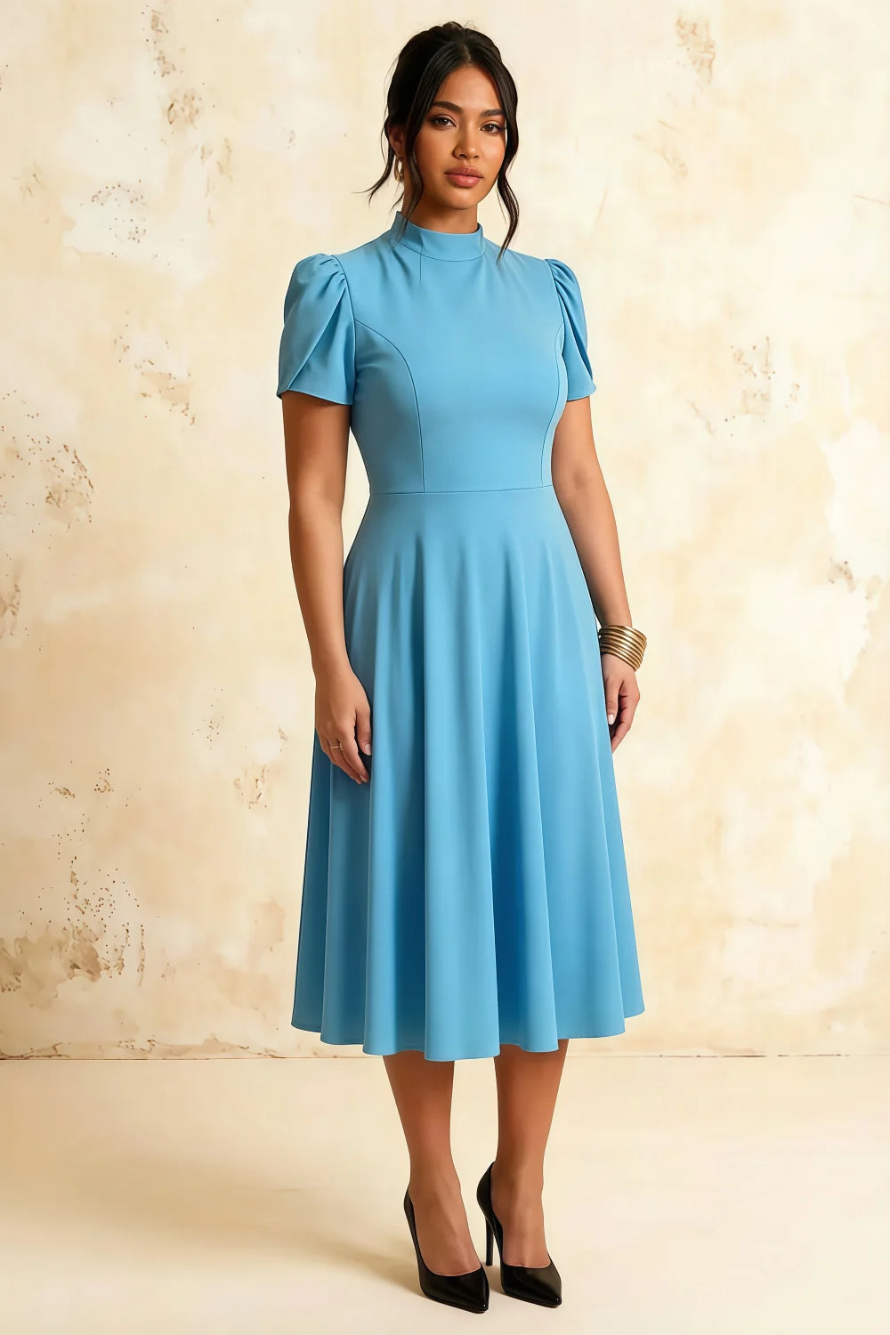 Vestido midi Iris azul bebé de crepé buzo con cuello alto