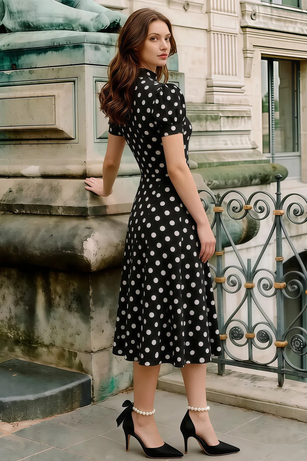 Vestido midi de cuello alto Iris negro con lunares