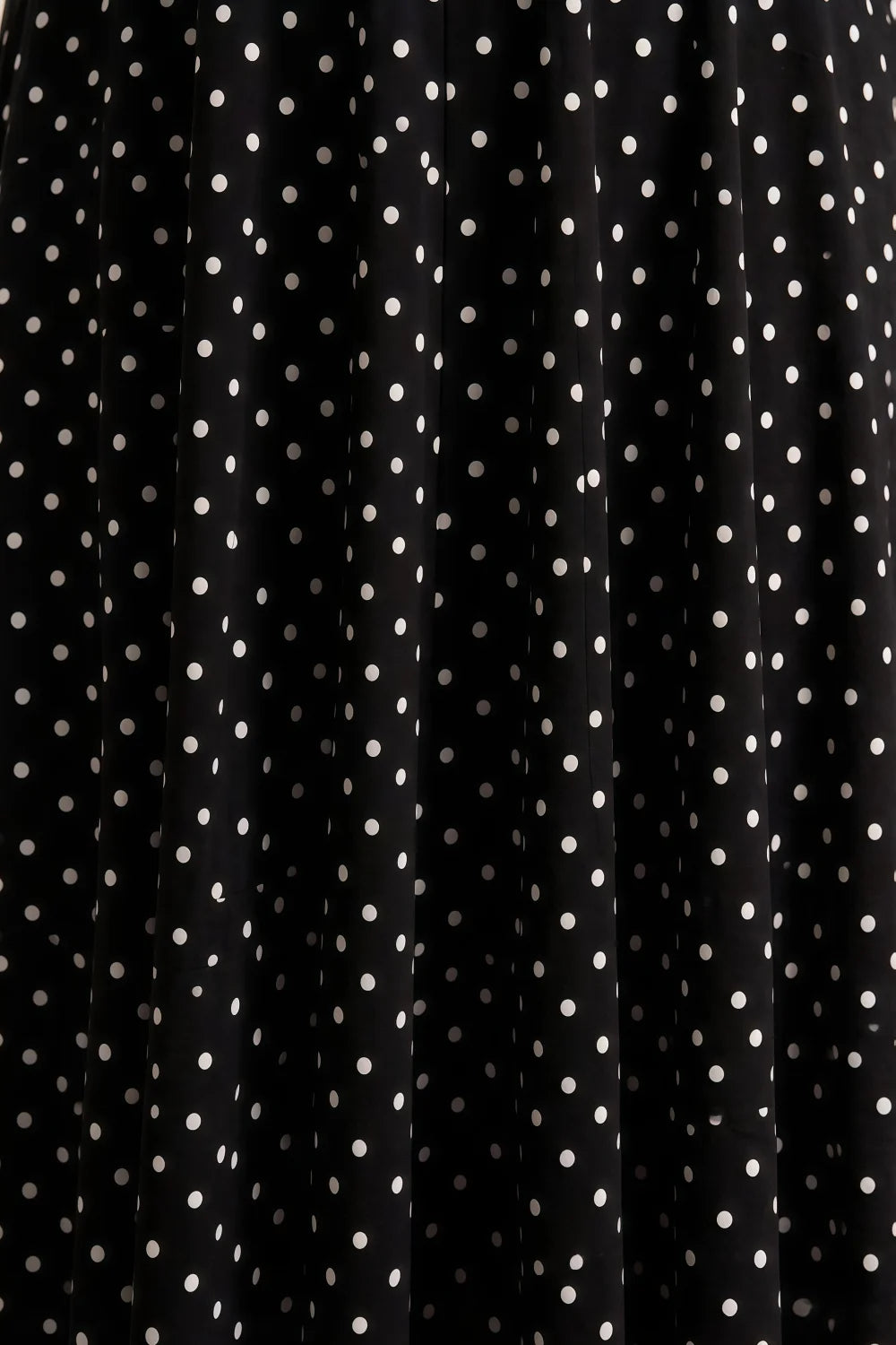 Vestido midi de cuello alto Iris negro con lunares