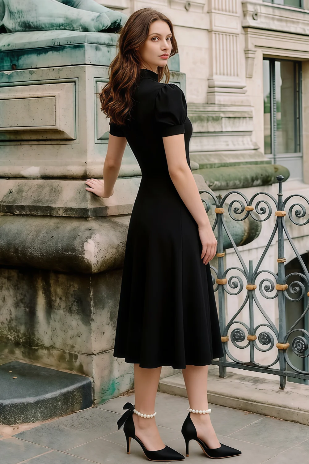 Vestido Midi de Cuello Alto de Neopreno Elástico Iris Negro