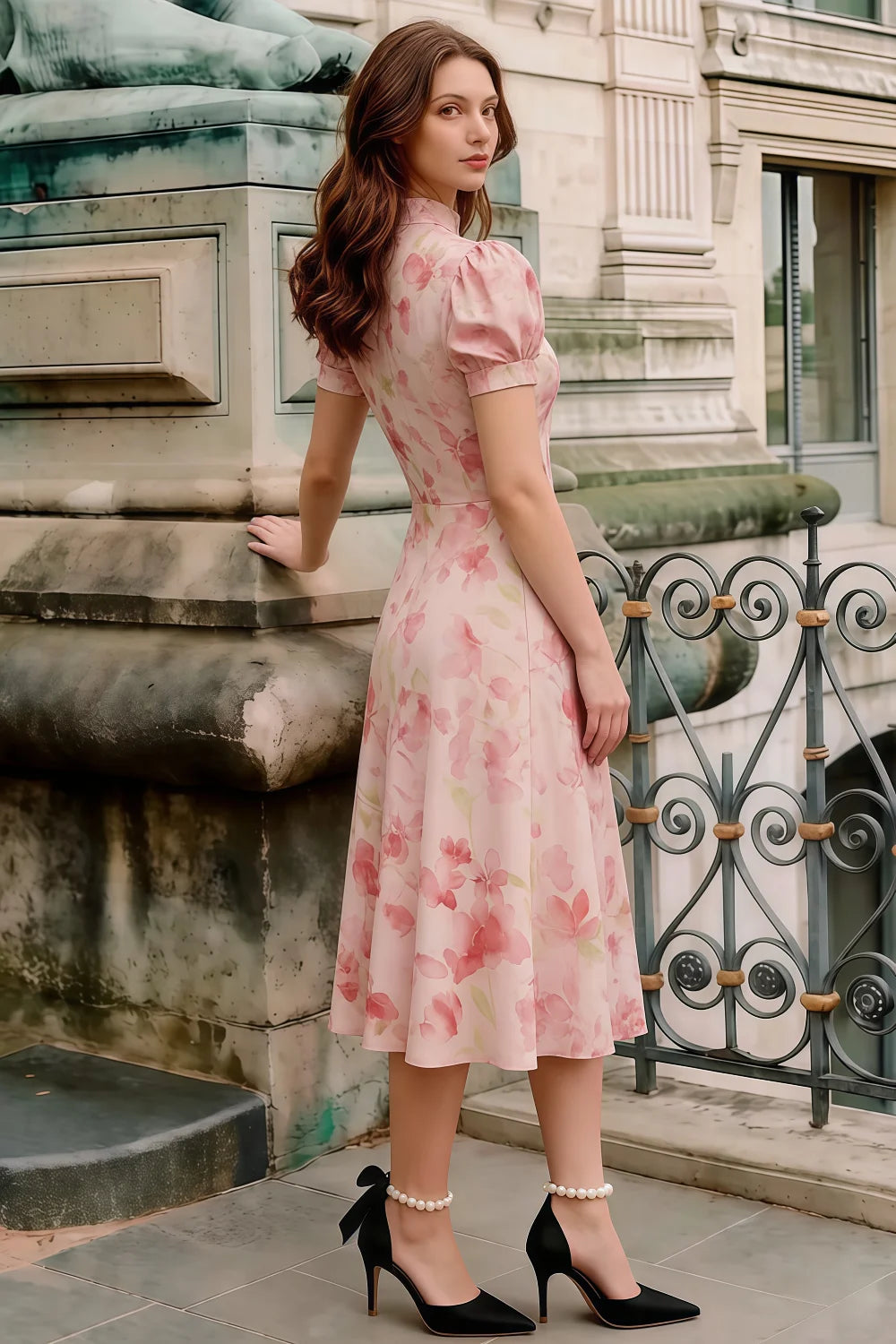 Vestido midi con cuello alto y estampado floral Iris en rosa claro