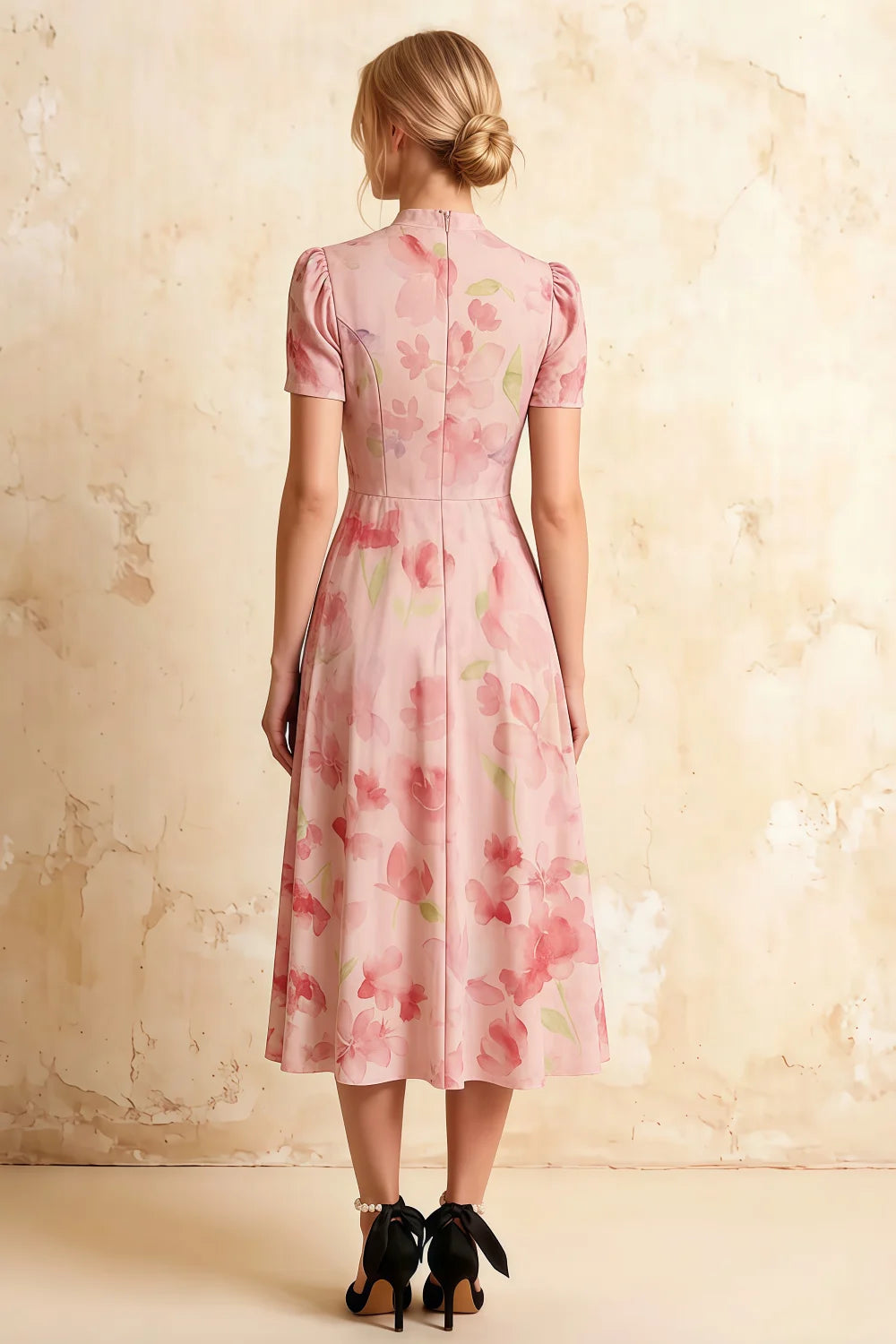 Vestido midi con cuello alto y estampado floral Iris en rosa claro