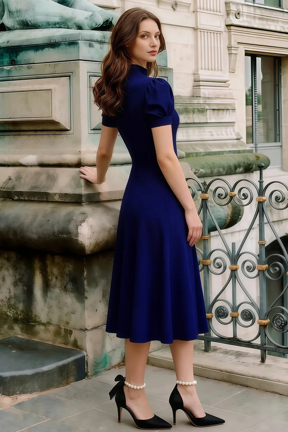 Vestido midi Iris azul marino de crepé scuba con cuello alto Imagen secundaria del producto