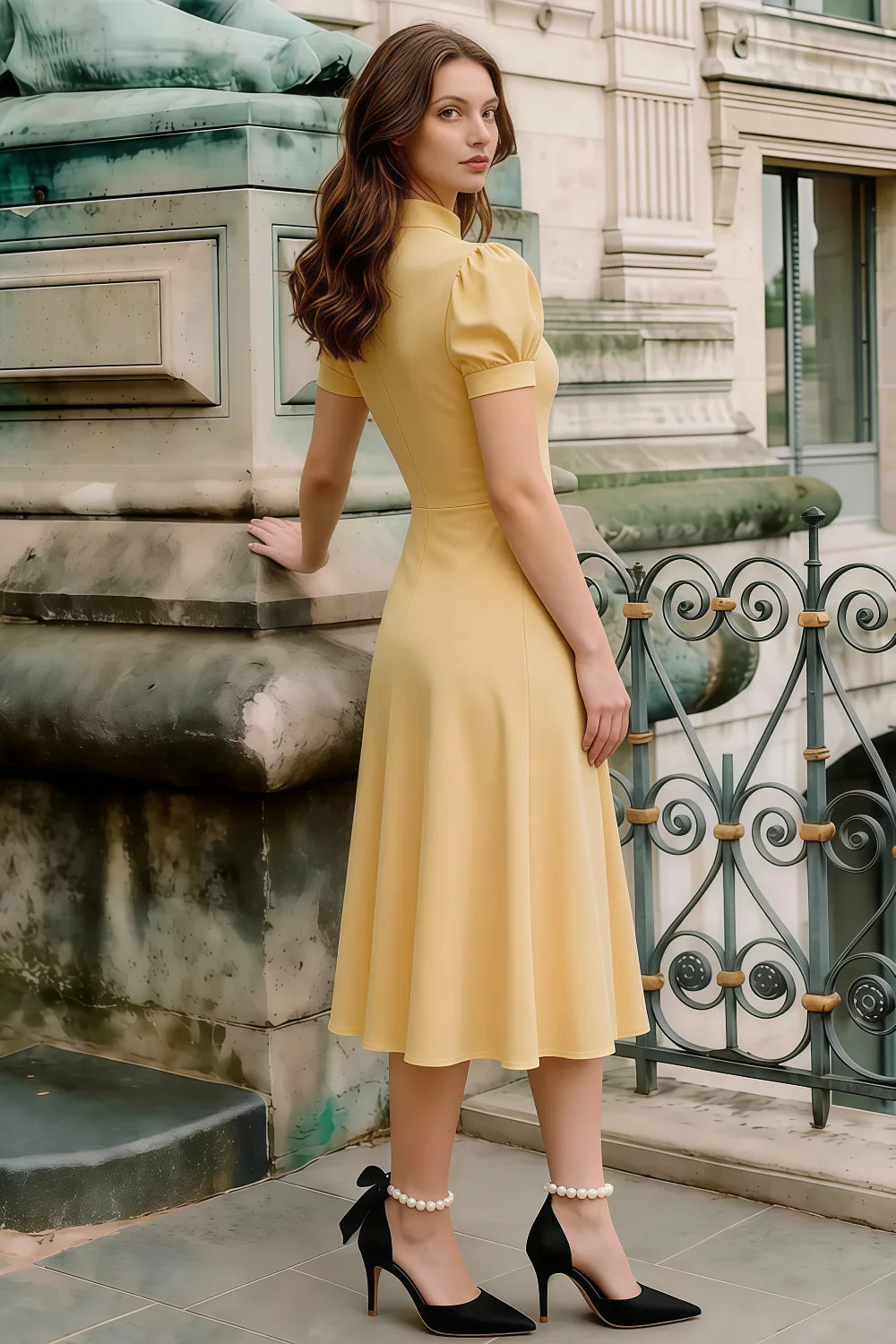 Vestido midi Iris amarillo de crepé scuba con cuello alto